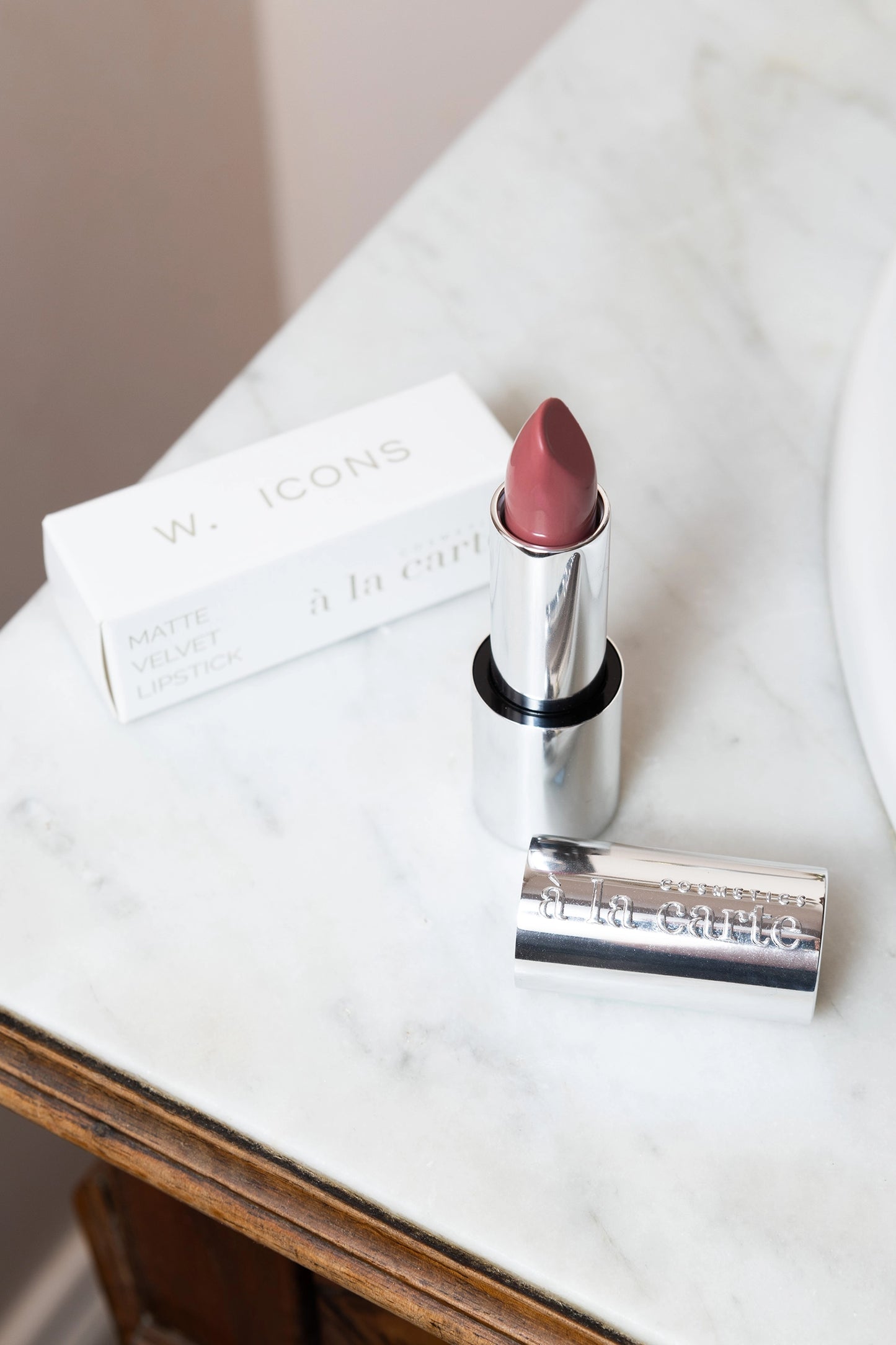 COSMETICS À LA CARTE X W. ICONS Matte Velvet Lipstick in Rosa
