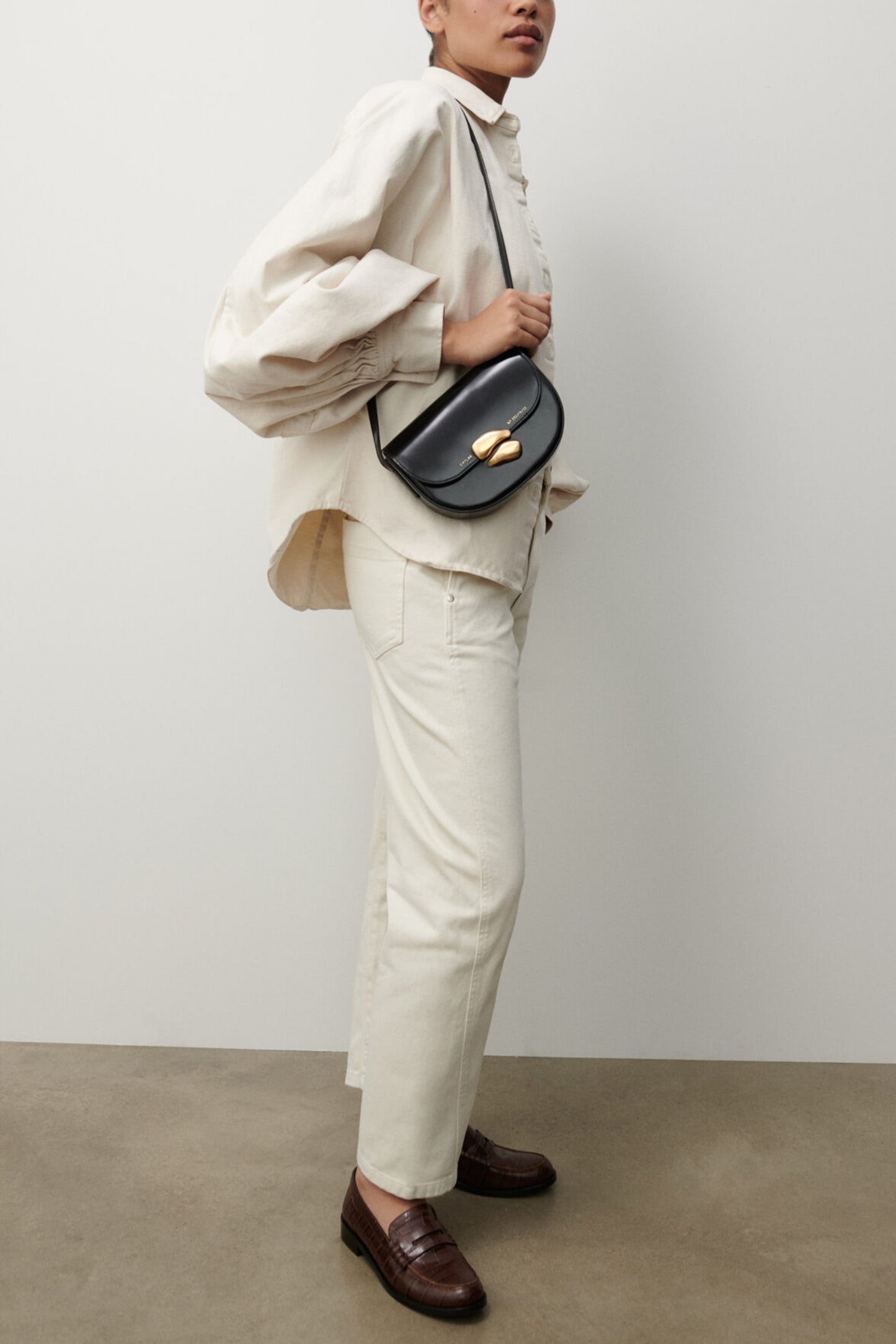 Saddle Bag With Sculptural Seal “Glossy Black”