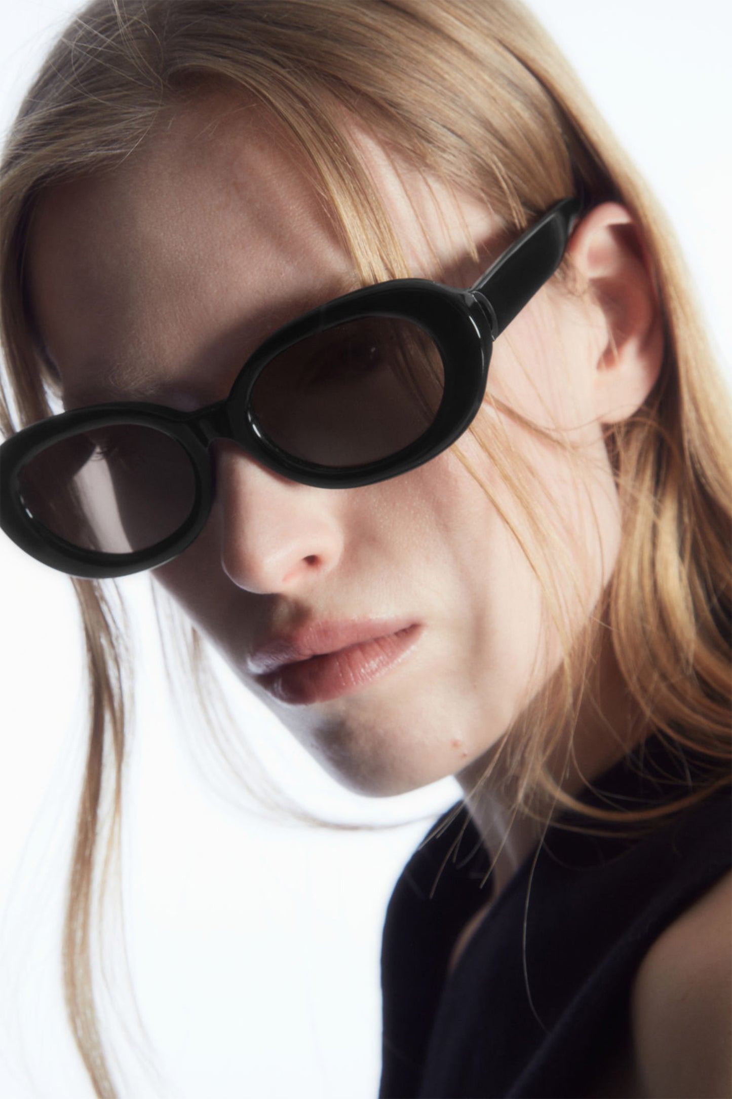 X Linda Farrow Oval Sunglasses - Round
