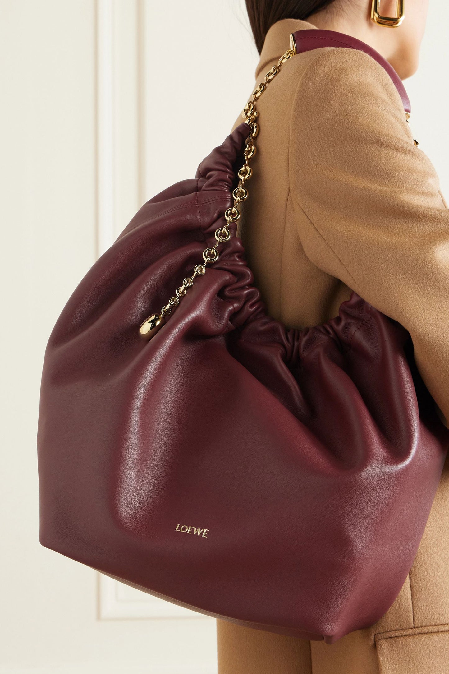 Squeeze Medium Chain-embellished Gathered Leather Shoulder Bag