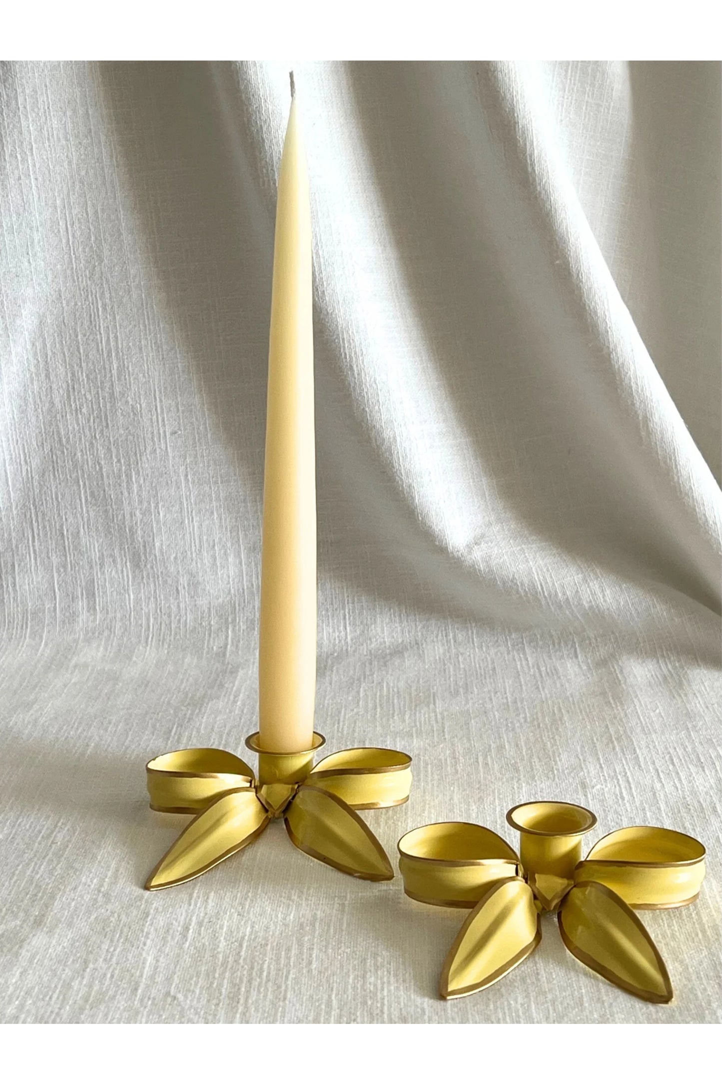 A Pair Of Bow Candleholders - Pale Yellow