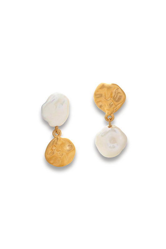x Mother of Pearl Keshi Pearl Stud Earrings in Gold