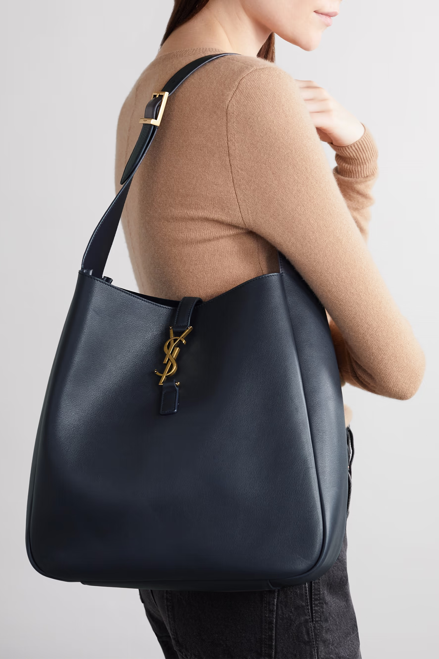 Le 5 à 7 Supple Large Leather Shoulder Bag