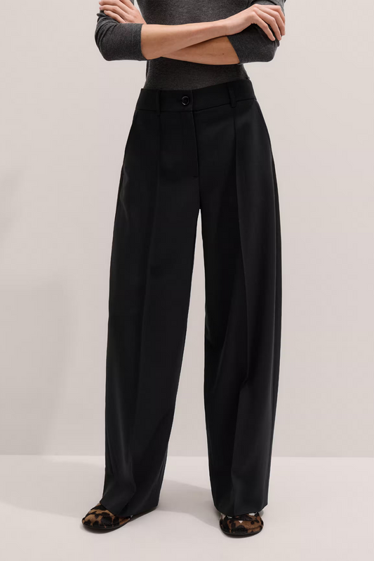 Pleat Tapered Trouser