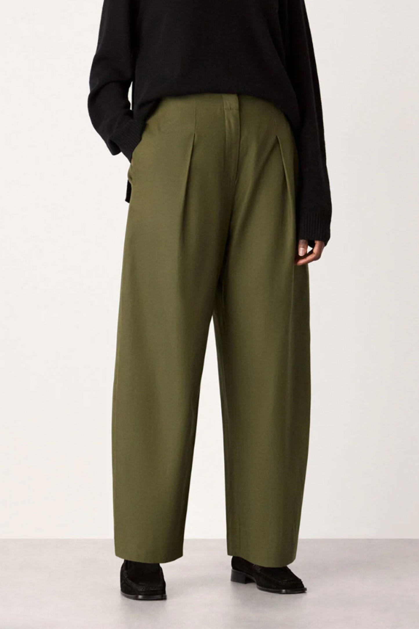 Pleat Front Barrel Trouser