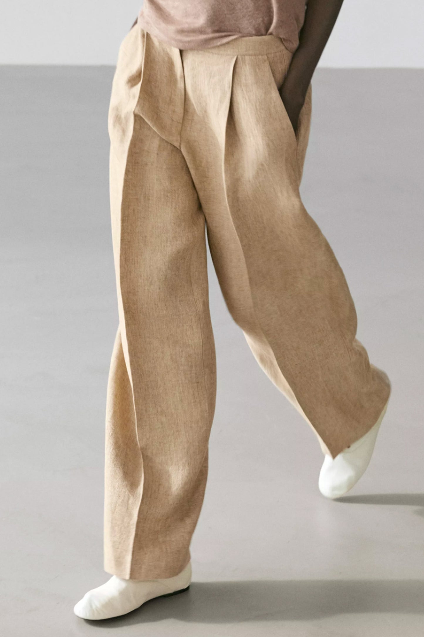 Flowing Linen Pants with Dart Detail
