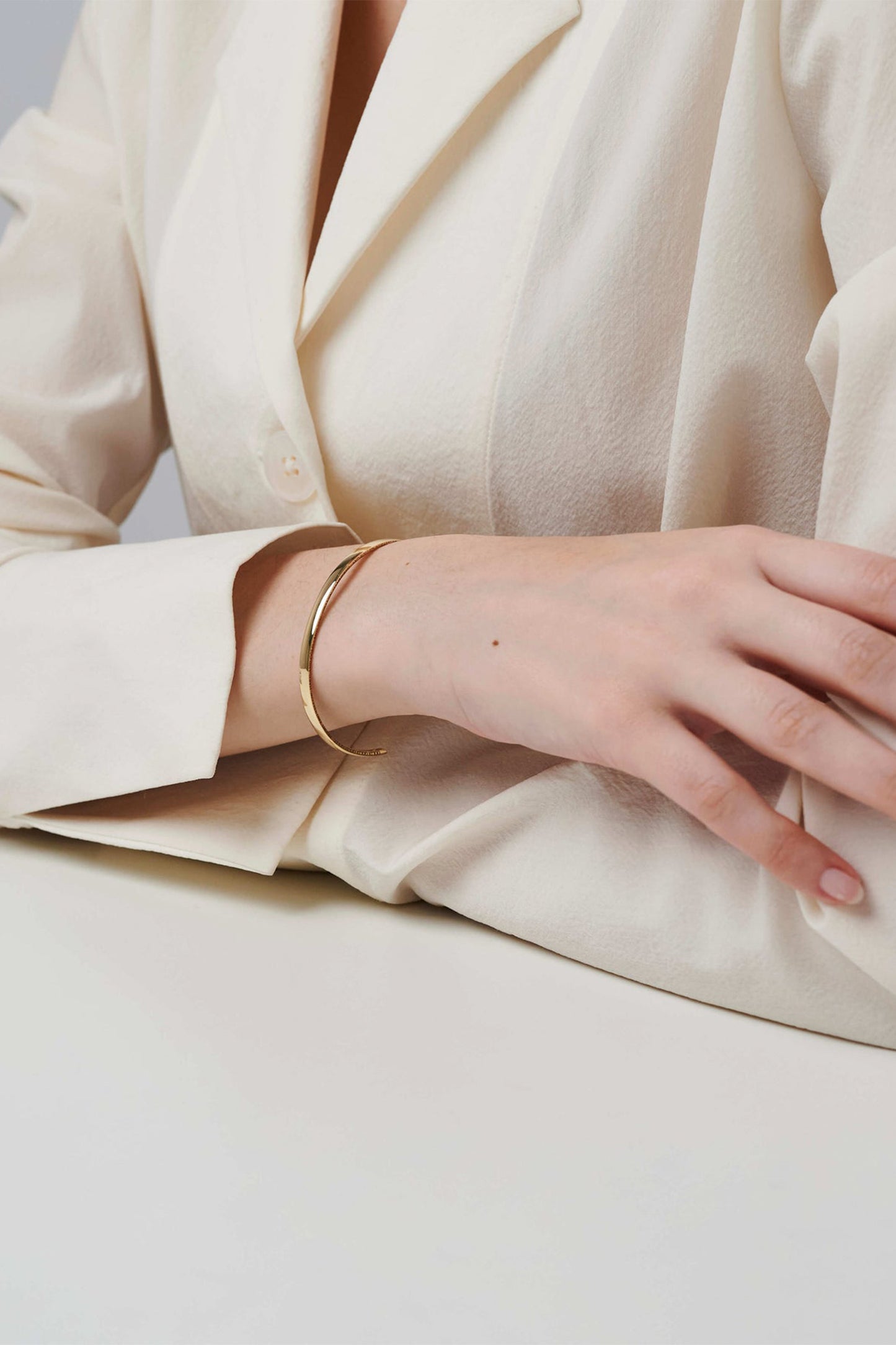 886 Fine Poem Cuff In 18Ct Yellow Gold