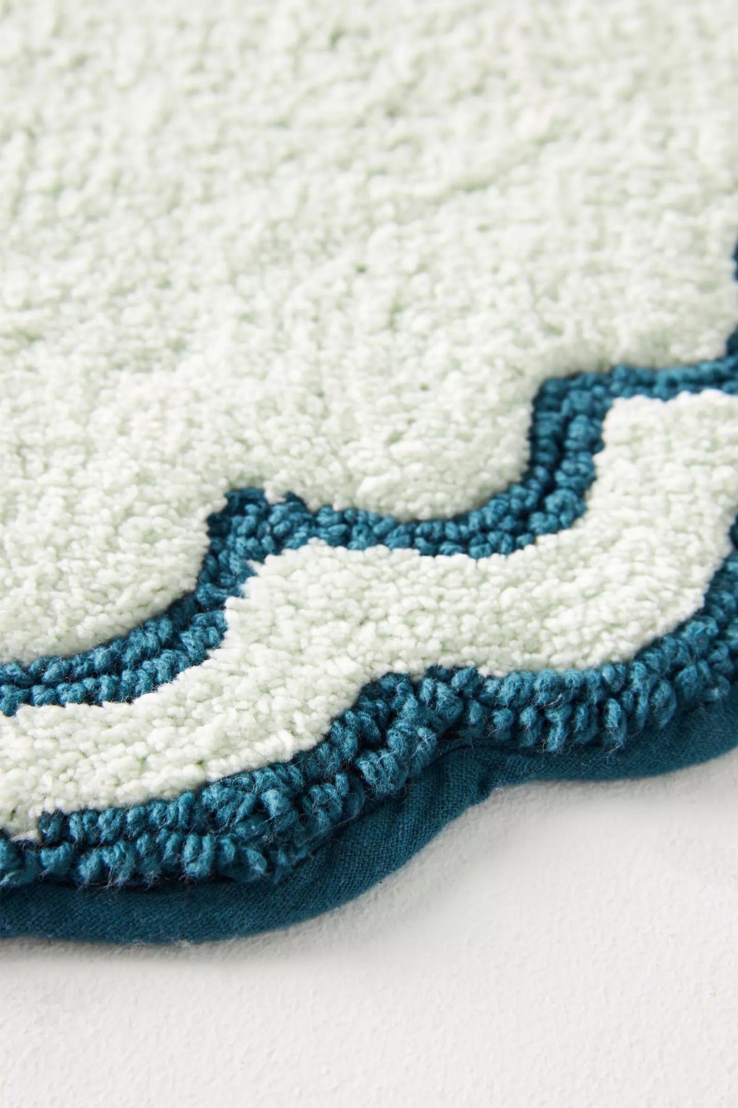 Rosita Scalloped Oval Bath Mat