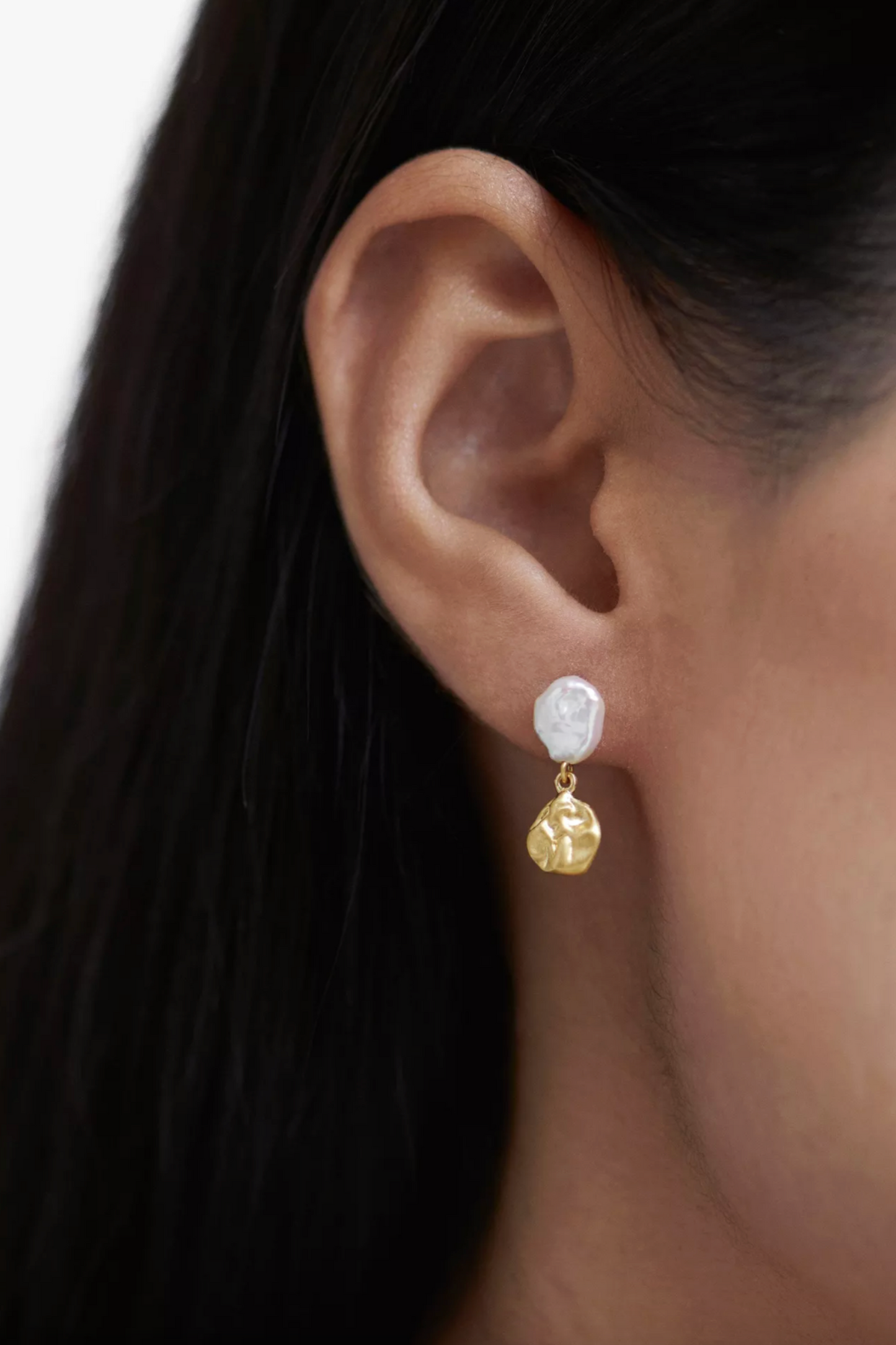 x Mother of Pearl Keshi Pearl Stud Earrings in Gold