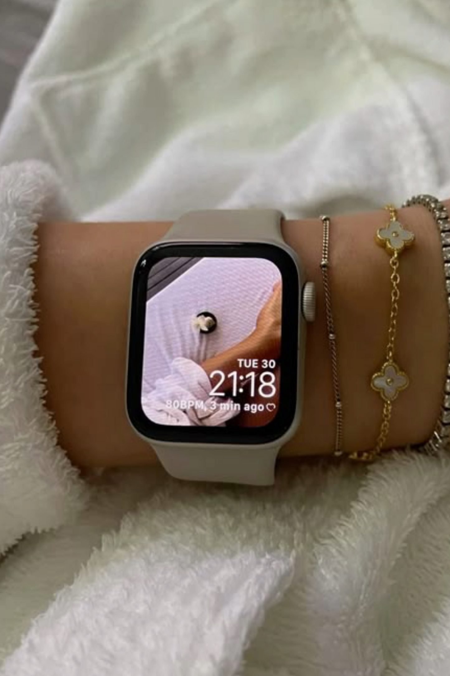 Neutral Apple Watch SE 3 2025 – Starlight With Starlight Sport Band