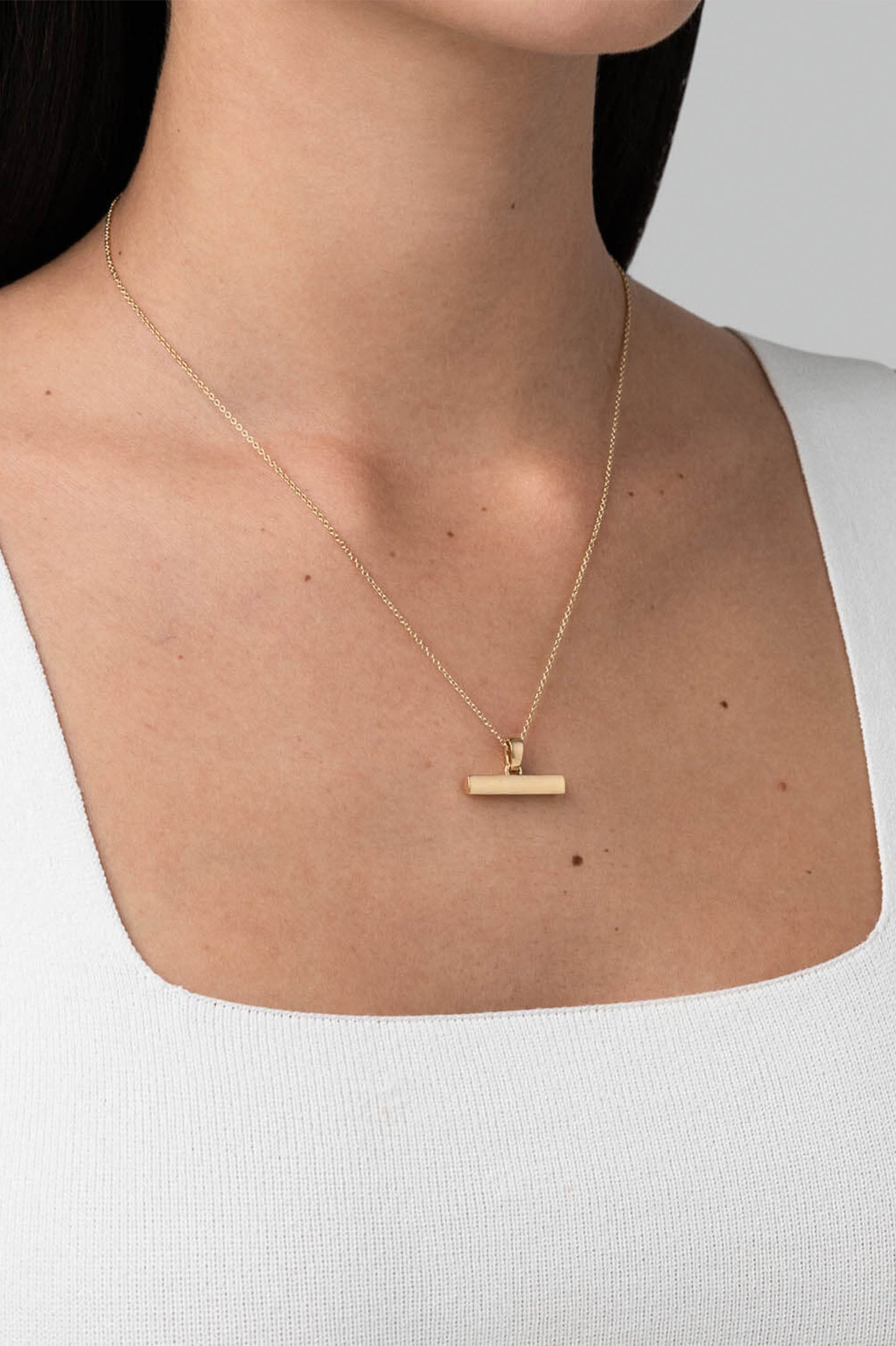 886 Small T-Bar Pendant With Chain In 18Ct Yellow Gold