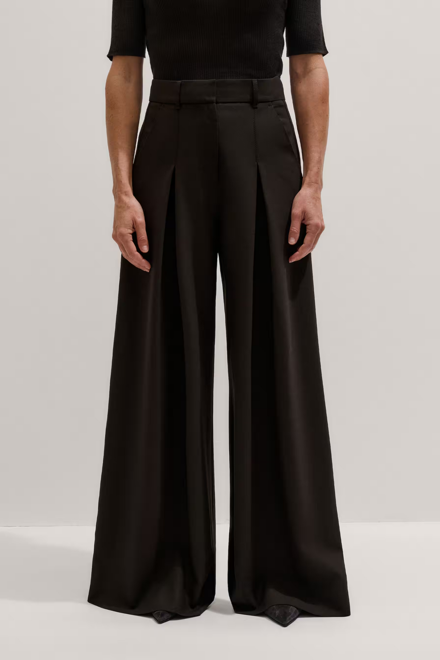Ultra Wide-Leg Trouser