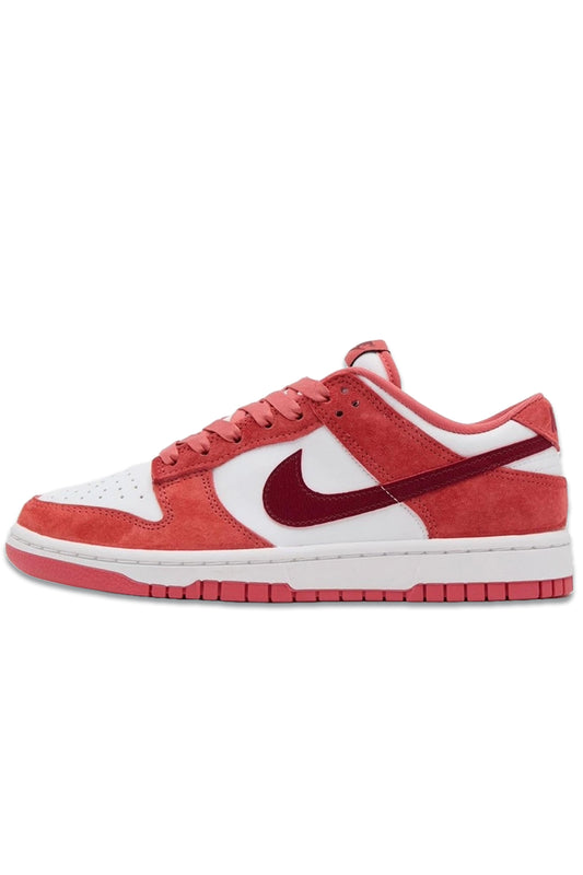 Dunk SE Low Trainers In Off White And Pink Red Mix