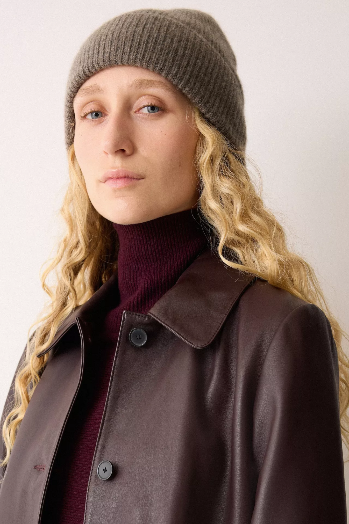 Ribbed Pure Cashmere Beanie Hat in Taupe