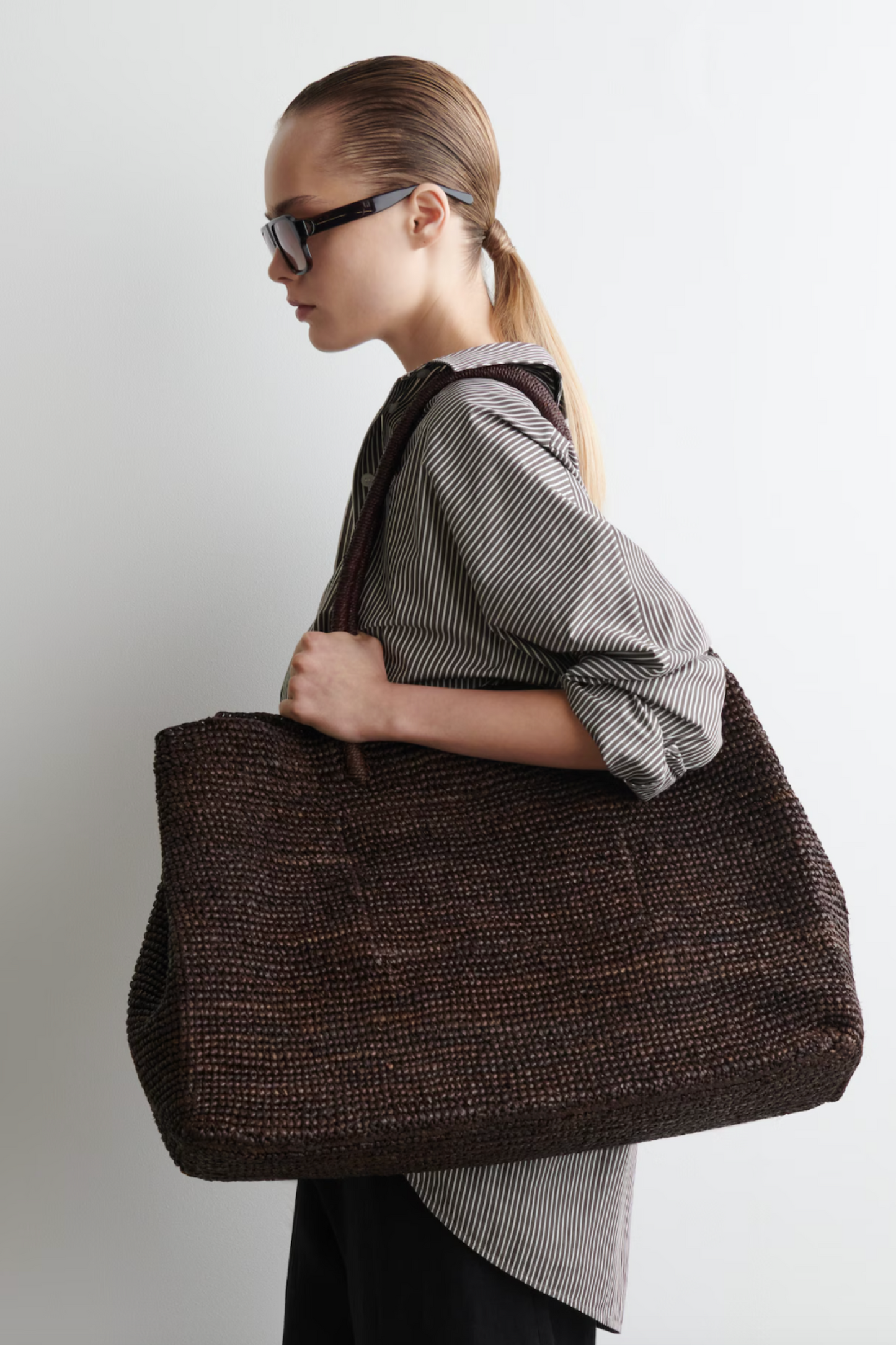 Oversized Hand-Woven Tote Bag in Raffia